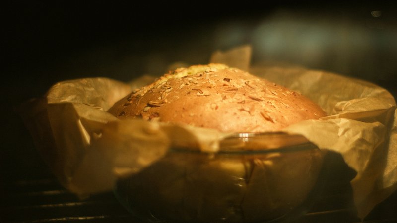 Airfryer op aanrecht naast een ingebouwde oven