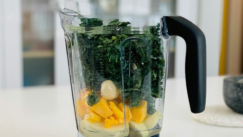 Blender en staafmixer naast elkaar in een keuken