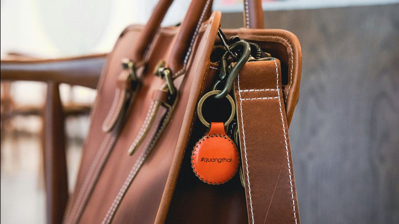 Bluetooth trackers naast elkaar: een Apple AirTag, Samsung SmartTag2 en Tile Mate