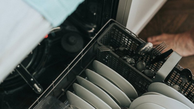 Vrijstaande vaatwasser in een moderne witte keuken