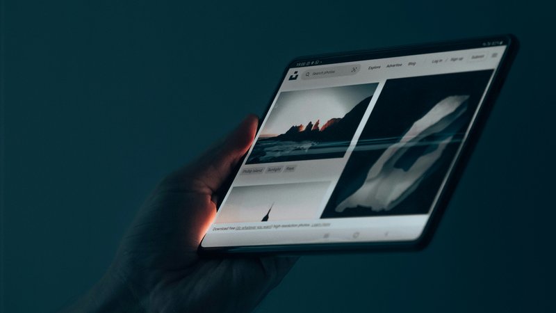 E-ink schrijftablets op een bureau naast een stylus en notitieboek