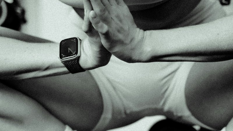 Fitnesstracker om de pols tijdens het sporten, met hartslagmeting op het display