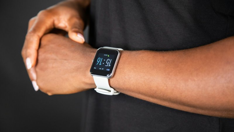 Fitnesstrackers naast elkaar op een tafel, met en zonder scherm