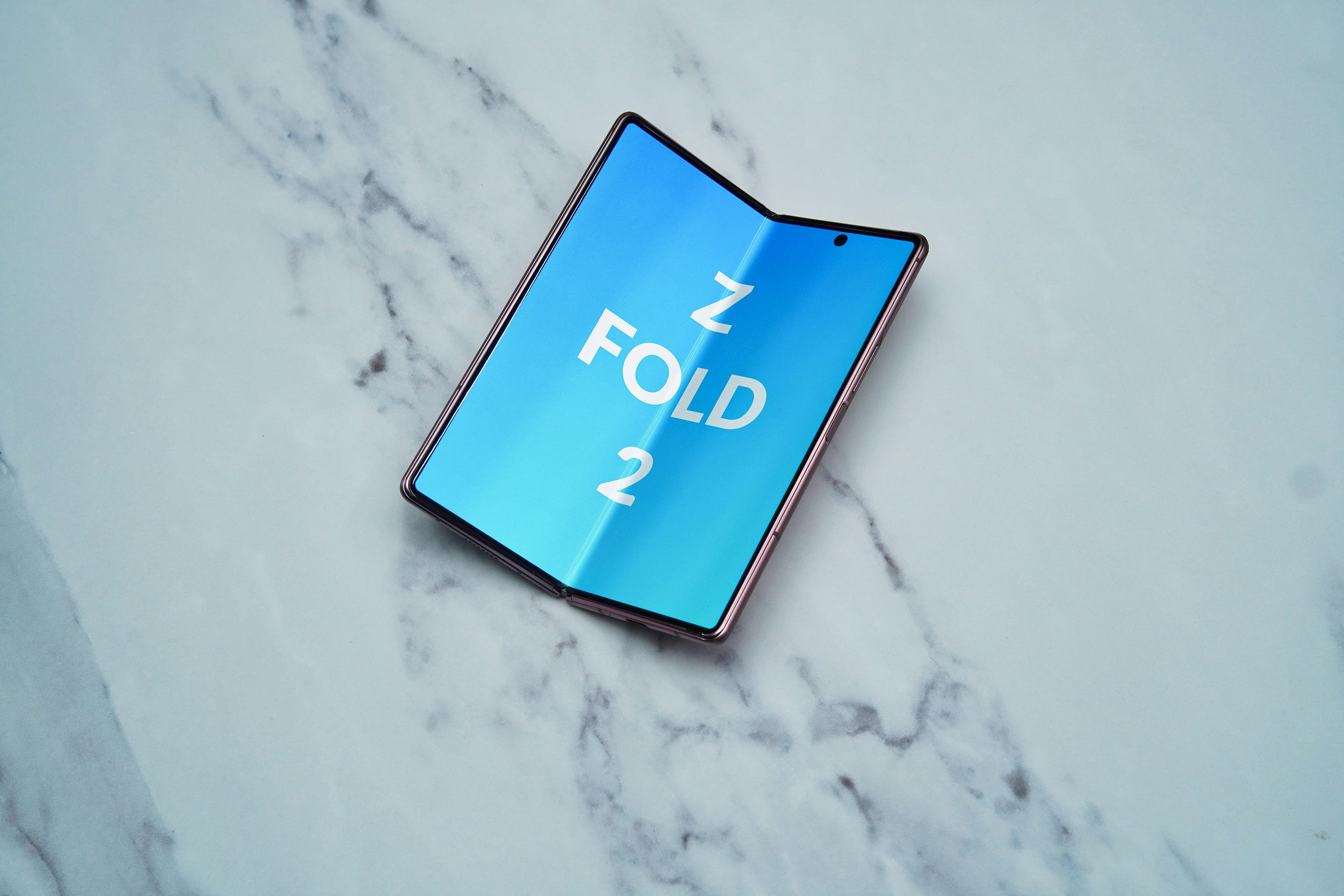 Drie vouwtelefoons naast elkaar: Samsung Galaxy Z Fold 6, Galaxy Z Flip 6 en Motorola Razr 50 Ultra