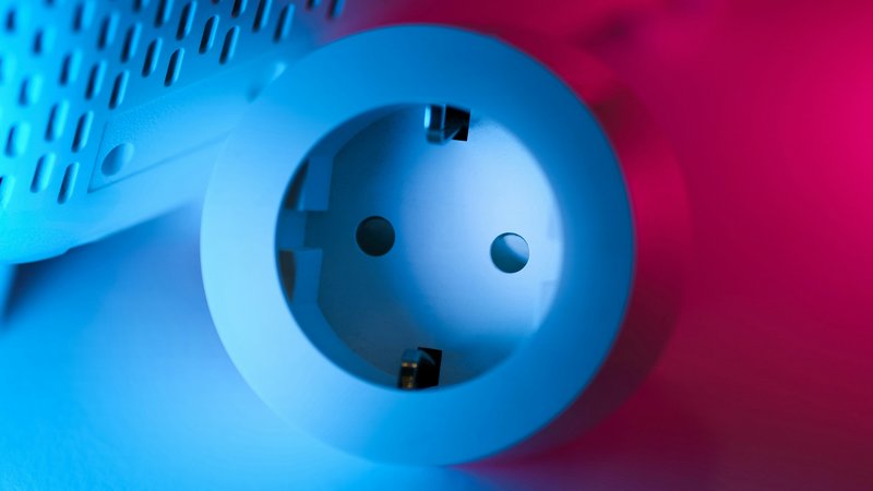 Slimme stekker met stopcontact in blauw en roze licht