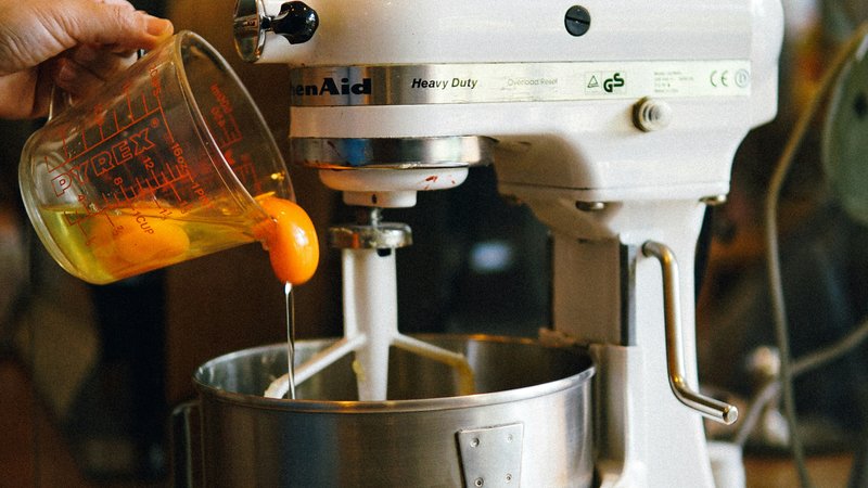 Staande keukenmachine met mengkom op een keukenblad, klaar voor gebruik