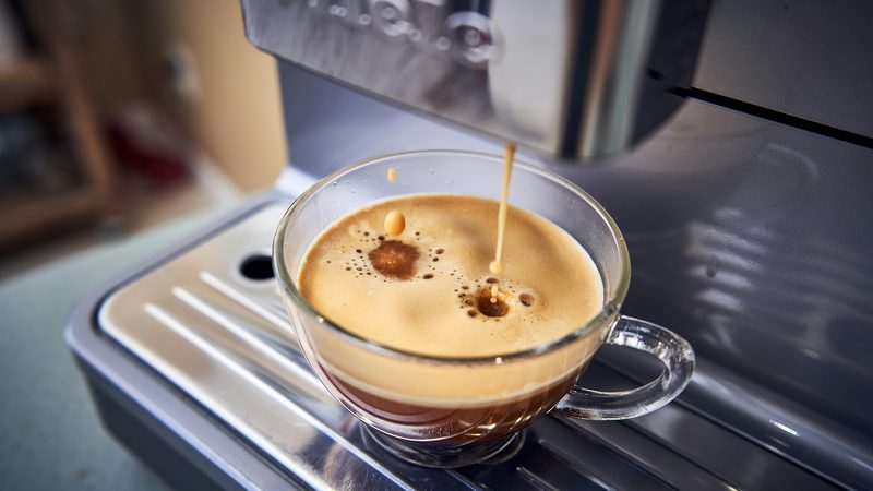 Koffiezetapparaat op een keukenblad
