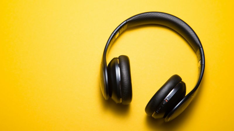Over-ear koptelefoon liggend op een houten bureau