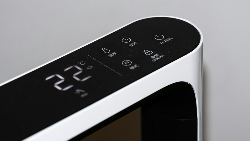 Bedieningspaneel van een luchtontvochtiger met digitaal display en temperatuurweergave