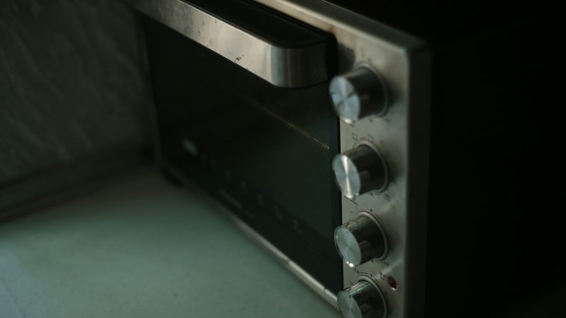 Magnetron op een aanrecht in een moderne keuken
