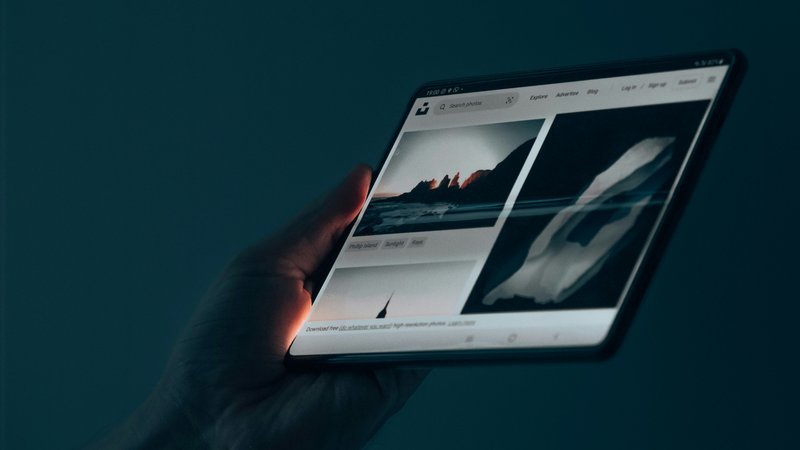 E-ink schrijftablet op een bureau met een stylus ernaast