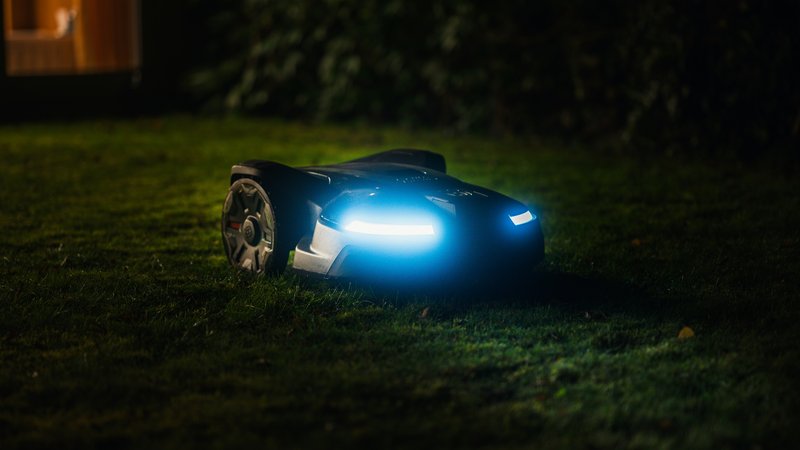 Robotmaaier op een verzorgd gazon in een Nederlandse achtertuin