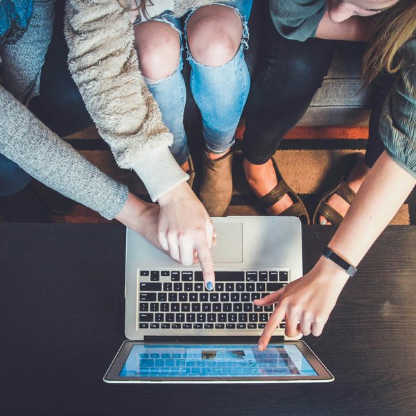 Persoon die online winkelt via een laptop