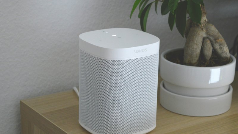 Drie slimme speakers naast elkaar: een ronde compacte speaker, een cilindrische en een kleinere versie