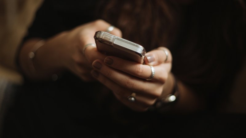 Drie smartphones naast elkaar op een tafel