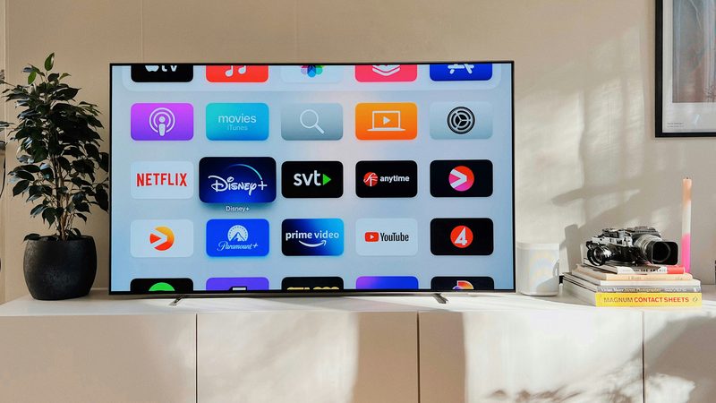 Smart-tv aan de muur in een moderne woonkamer