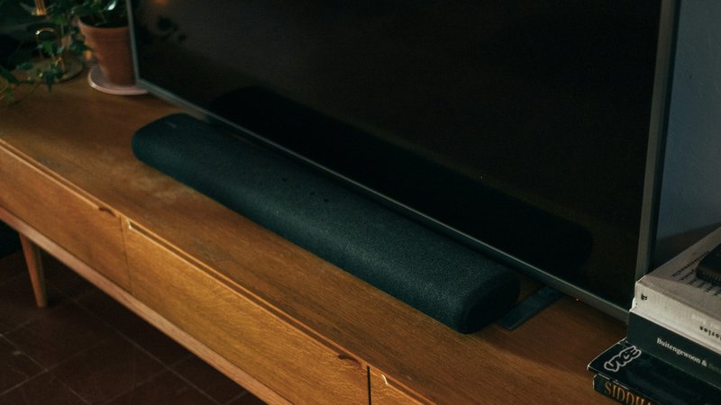 Drie soundbars naast een televisie