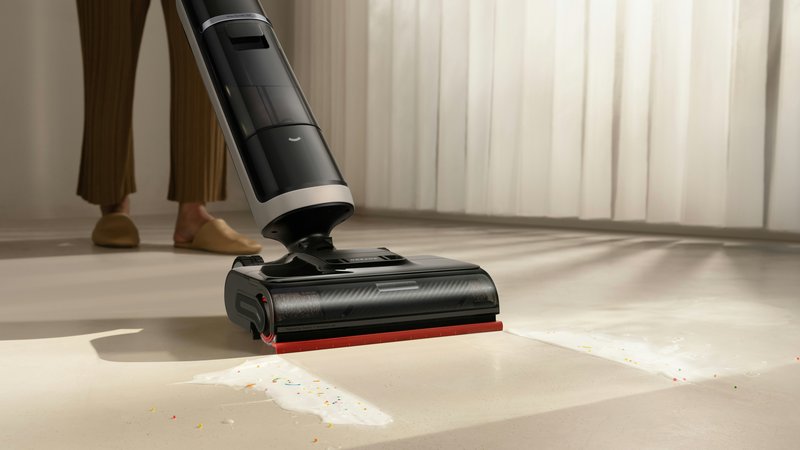 Steelstofzuiger in gebruik op een houten vloer