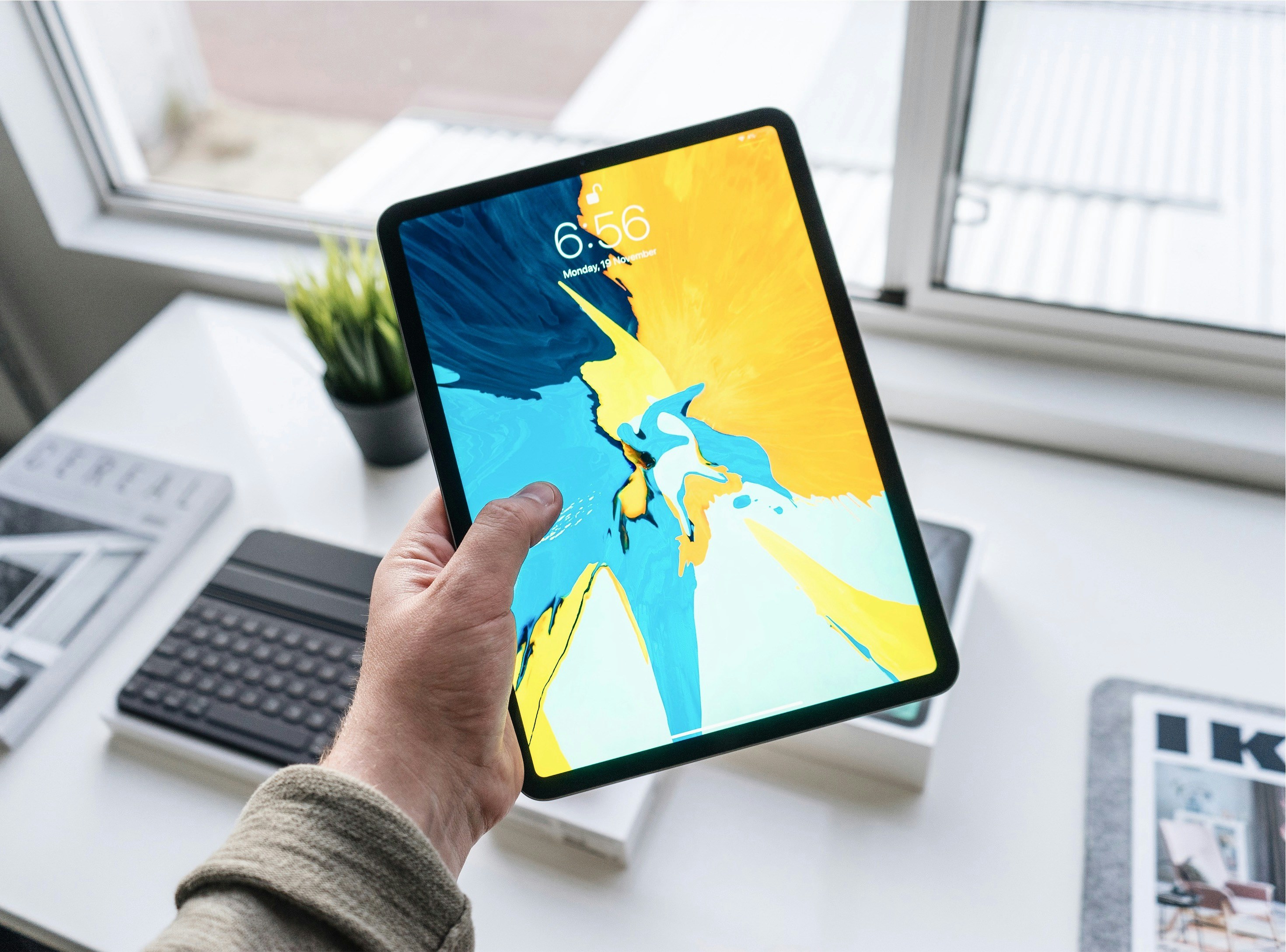 Tablet op tafel met stylus, koopgids voor 2026