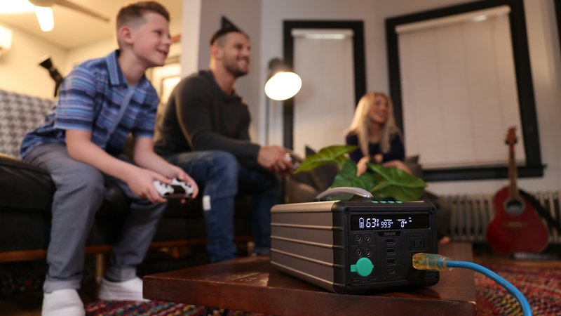 Plug-in thuisbatterij naast stopcontact in moderne woonkamer