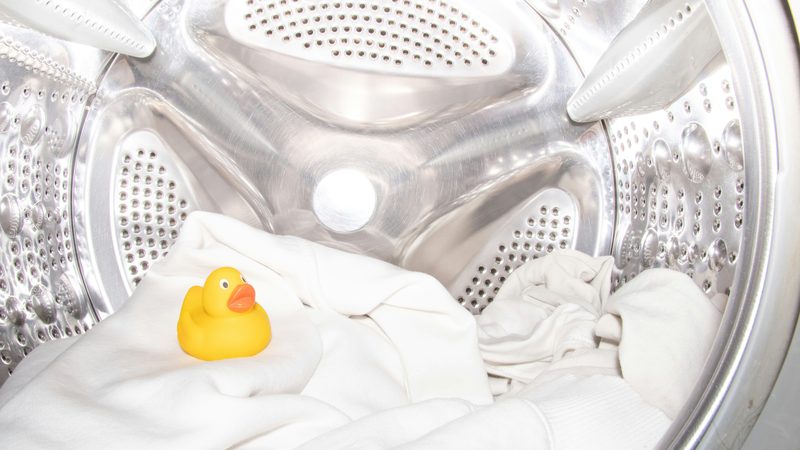 Moderne wasmachine in een witte keuken